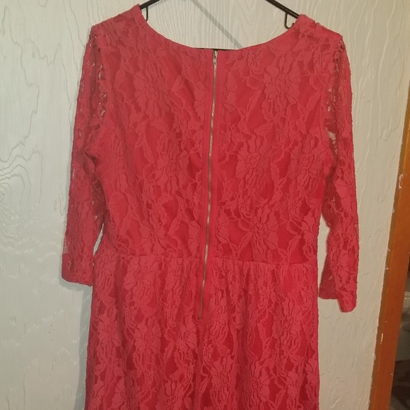 Lace v-neck dress with 3/4 sleeves - Picture 3 of 5